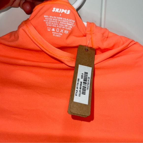 8️⃣0️⃣ BRAND NEW! TAGS ON! SOLD OUT BEAUTIFUL SKIMS FITS EVERYBODY TURTLENECK - Picture 2 of 5